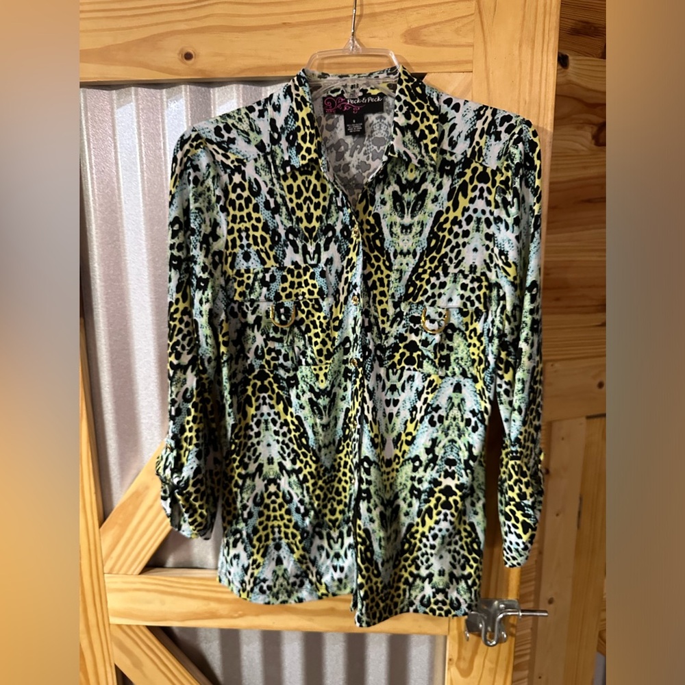 Peck and Peck Polyester collared button down shirt, w/ gold accents.
